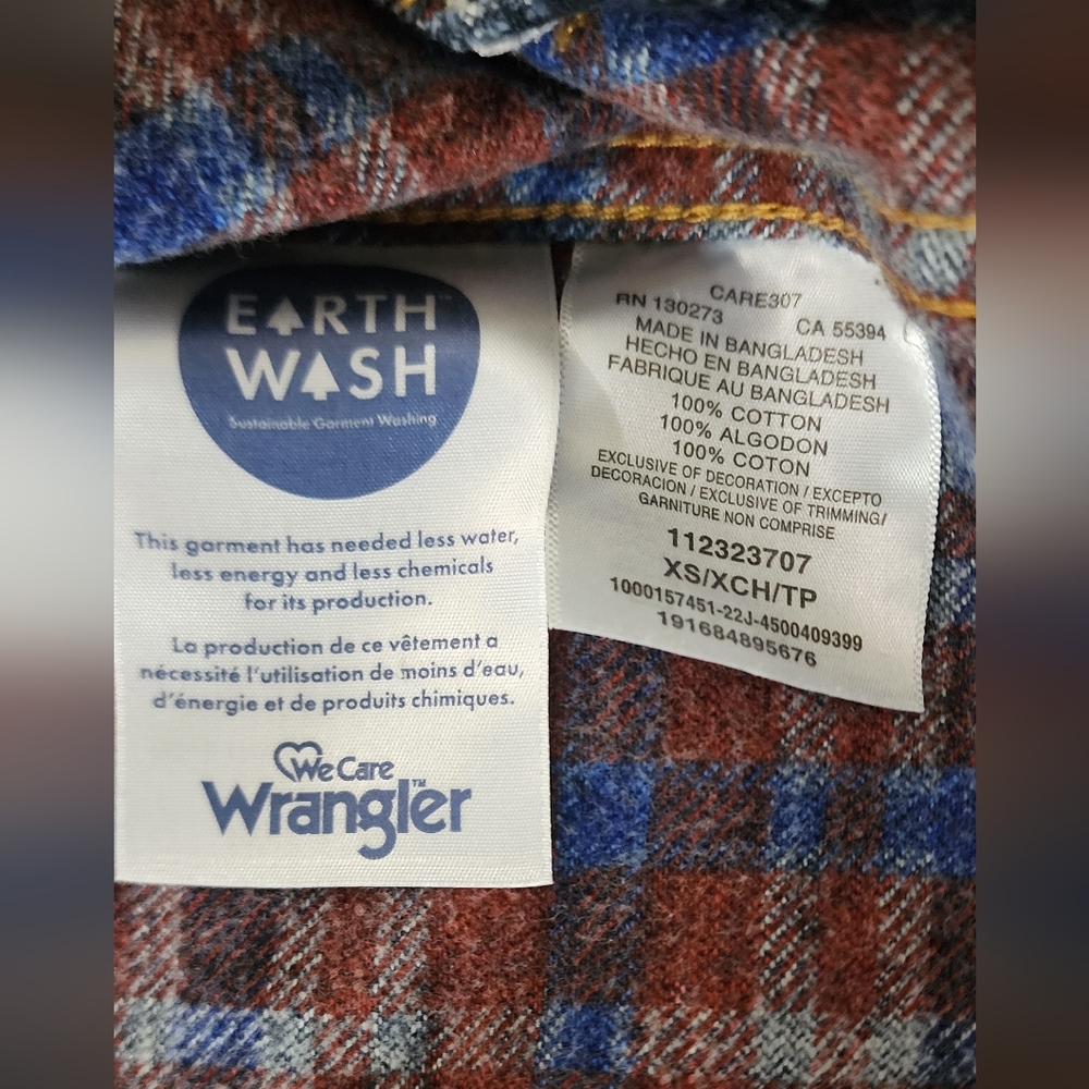 WRANGLER WOMEN'S FLANNEL LINED MEDIUM WASH PLEATED DENIM JACKET - Picture 5 of 7